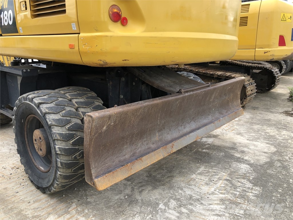 Komatsu PW 180-11 Gumikerekes kotrók