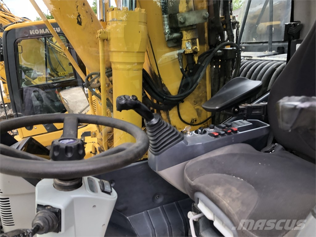 Komatsu PW 180-11 Gumikerekes kotrók