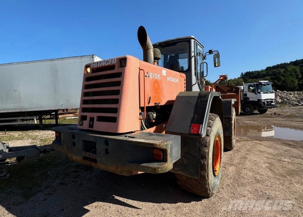 Hitachi LX 210 E Kolesni nakladalci