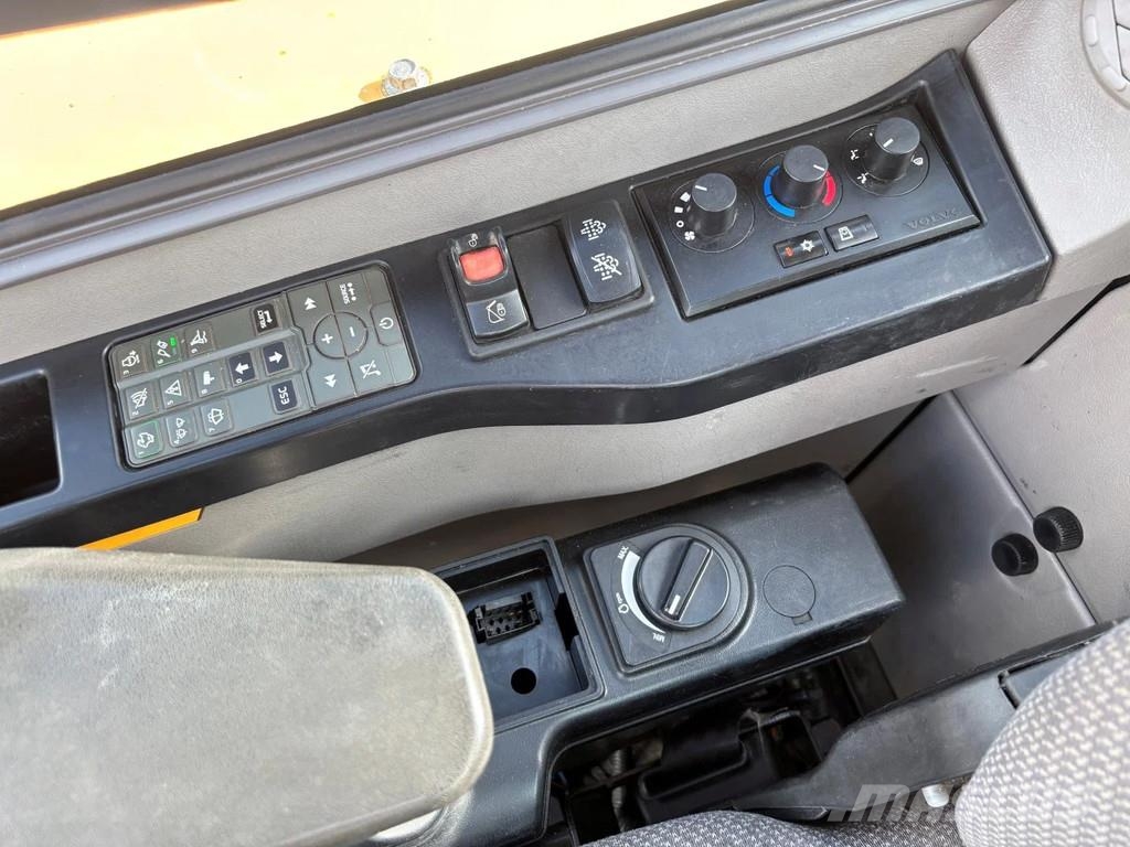 Volvo ECR88D tracked excavator, 3x buckets, A/C, 2014 ye 中型挖掘机