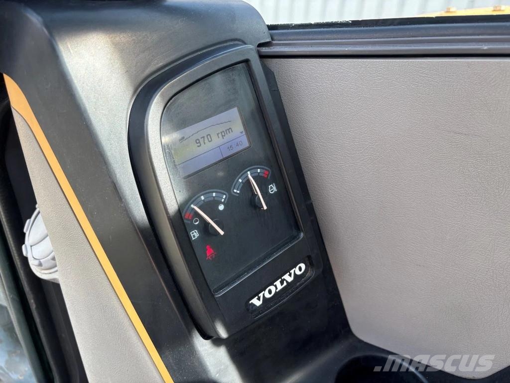 Volvo ECR88D tracked excavator, 3x buckets, A/C, 2014 ye 中型挖掘机