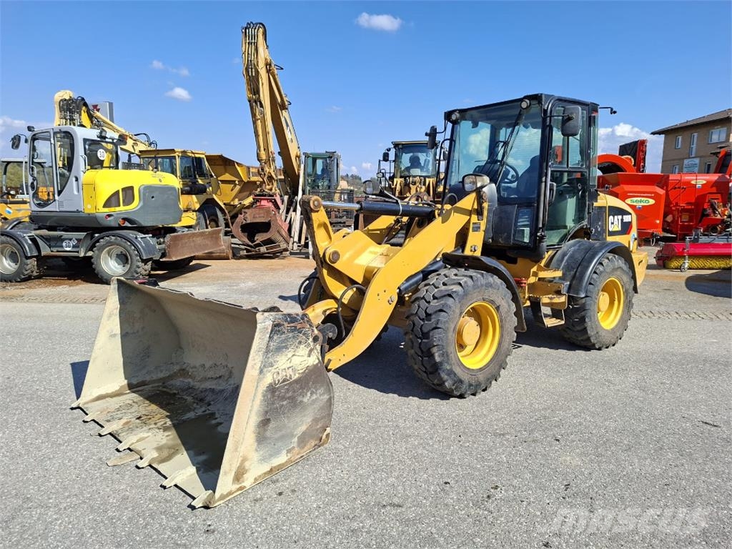 CAT 908M لوادر بعجل