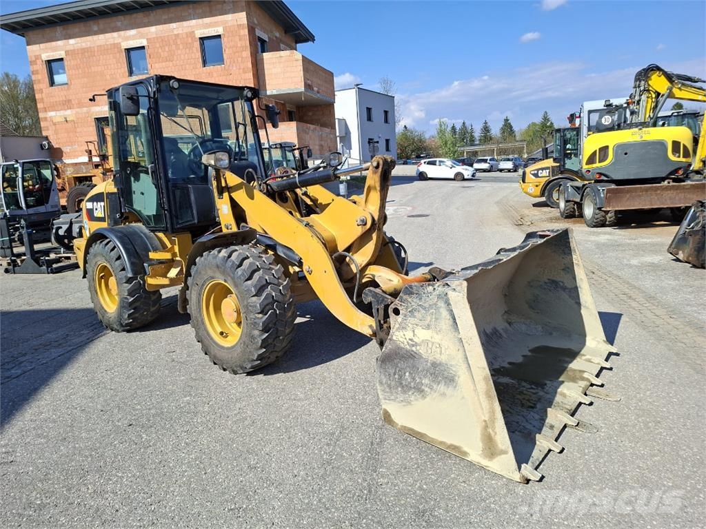 CAT 908M لوادر بعجل