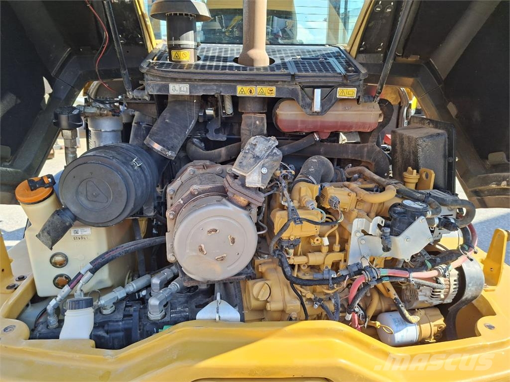 CAT 908M لوادر بعجل