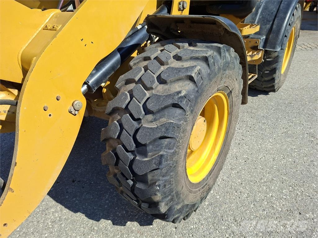 CAT 908M لوادر بعجل