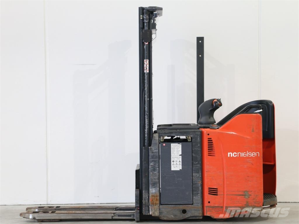 Linde D12SP/133-00 Meeloop stapelaar