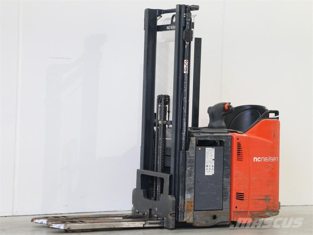 Linde D12SP/133-00 Meeloop stapelaar