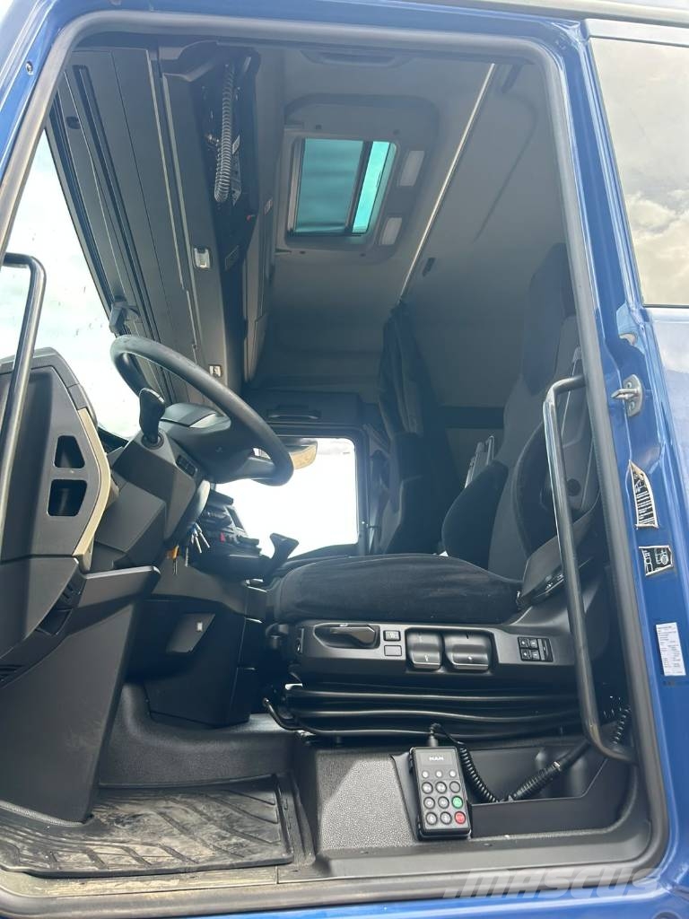 MAN TGX 26.470 Beavertail Flatbed / winch trucks