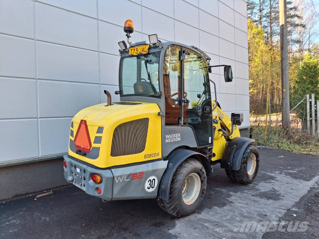 Wacker Neuson WL 32 لوادر بعجل