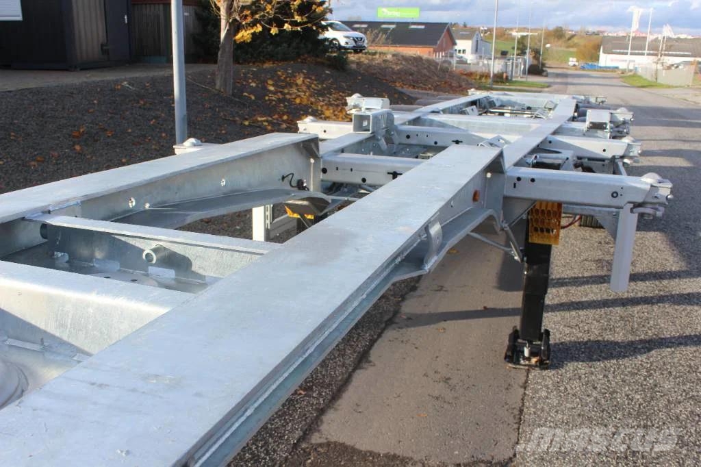 AMT CO310 3 akslet container chassis med udskud i bag Rimorchi portacontainer