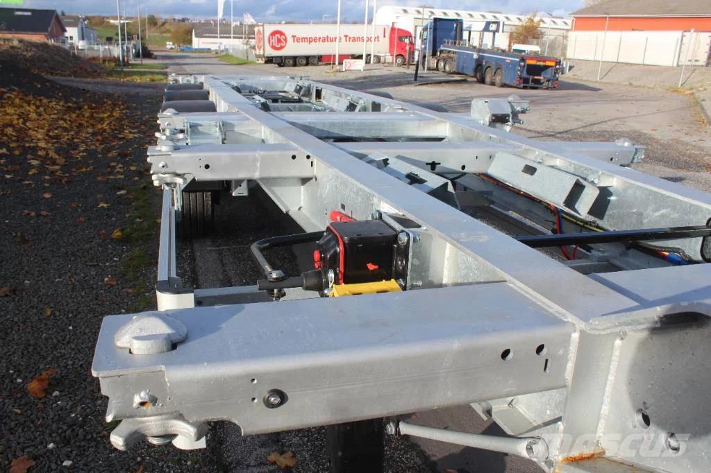 AMT CO310 3 akslet container chassis med udskud i bag Rimorchi portacontainer