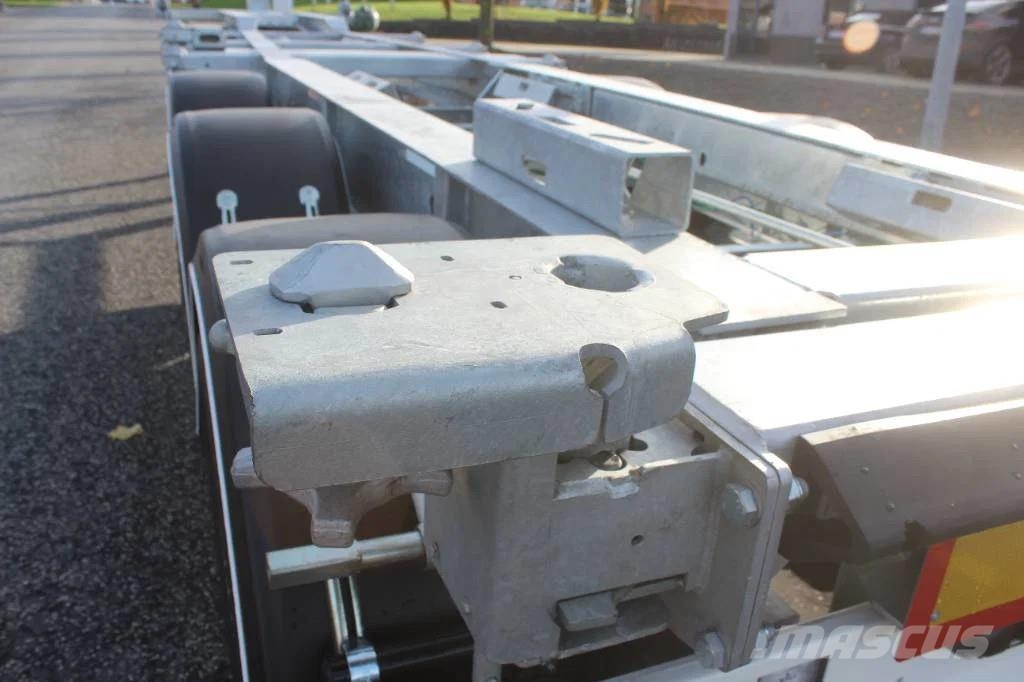 AMT CO310 3 akslet container chassis med udskud i bag Rimorchi portacontainer