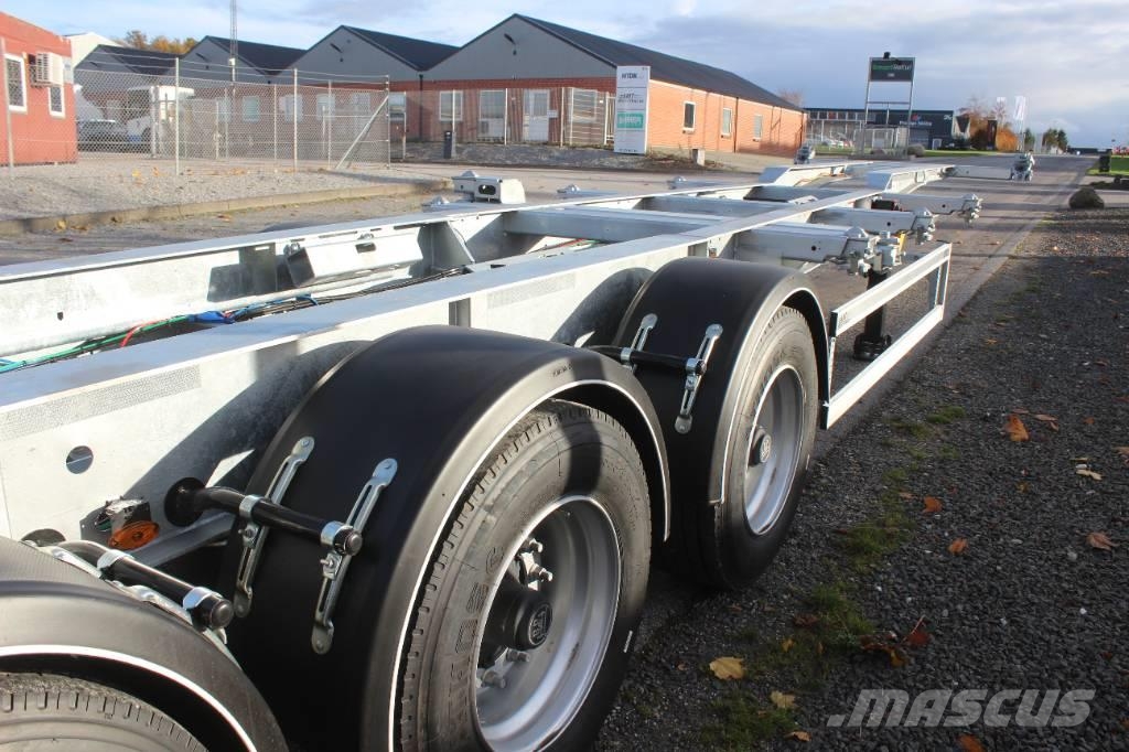 AMT CO310 3 akslet container chassis med udskud i bag Rimorchi portacontainer