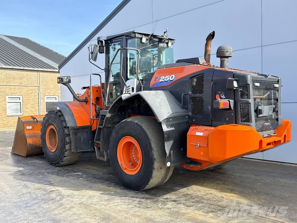 Hitachi ZW250-6 - CDC / 3rd Function / Auto Greasing Iekrāvēji uz riteņiem