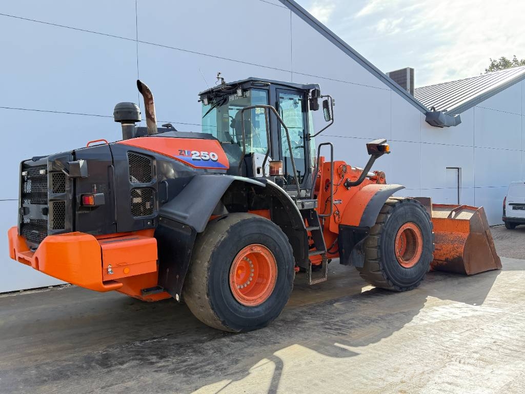 Hitachi ZW250-6 - CDC / 3rd Function / Auto Greasing Iekrāvēji uz riteņiem