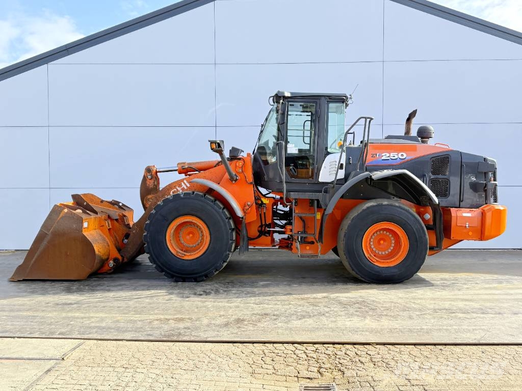 Hitachi ZW250-6 - CDC / 3rd Function / Auto Greasing Iekrāvēji uz riteņiem