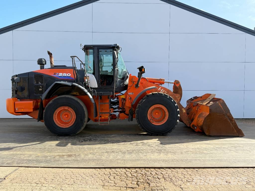 Hitachi ZW250-6 - CDC / 3rd Function / Auto Greasing Iekrāvēji uz riteņiem