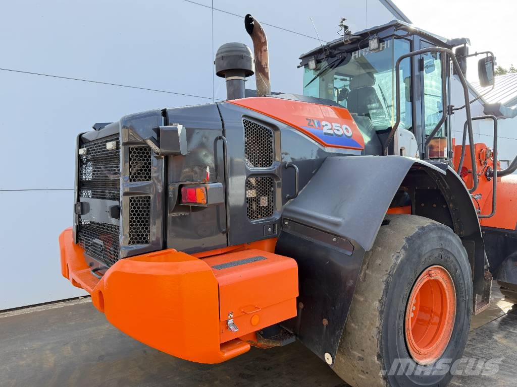 Hitachi ZW250-6 - CDC / 3rd Function / Auto Greasing Iekrāvēji uz riteņiem