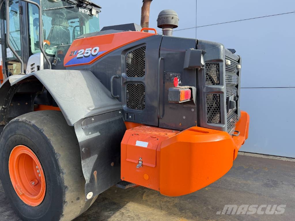 Hitachi ZW250-6 - CDC / 3rd Function / Auto Greasing Iekrāvēji uz riteņiem
