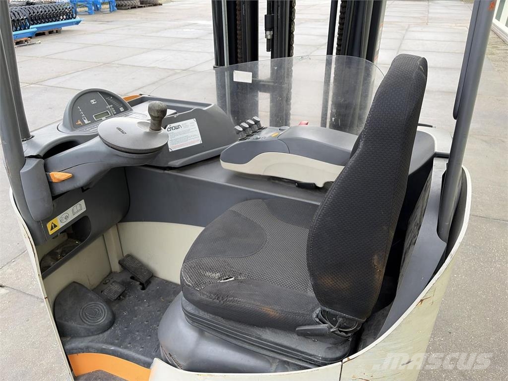 Crown ESR 5240-14 Reachtruck Skyvemasttruck