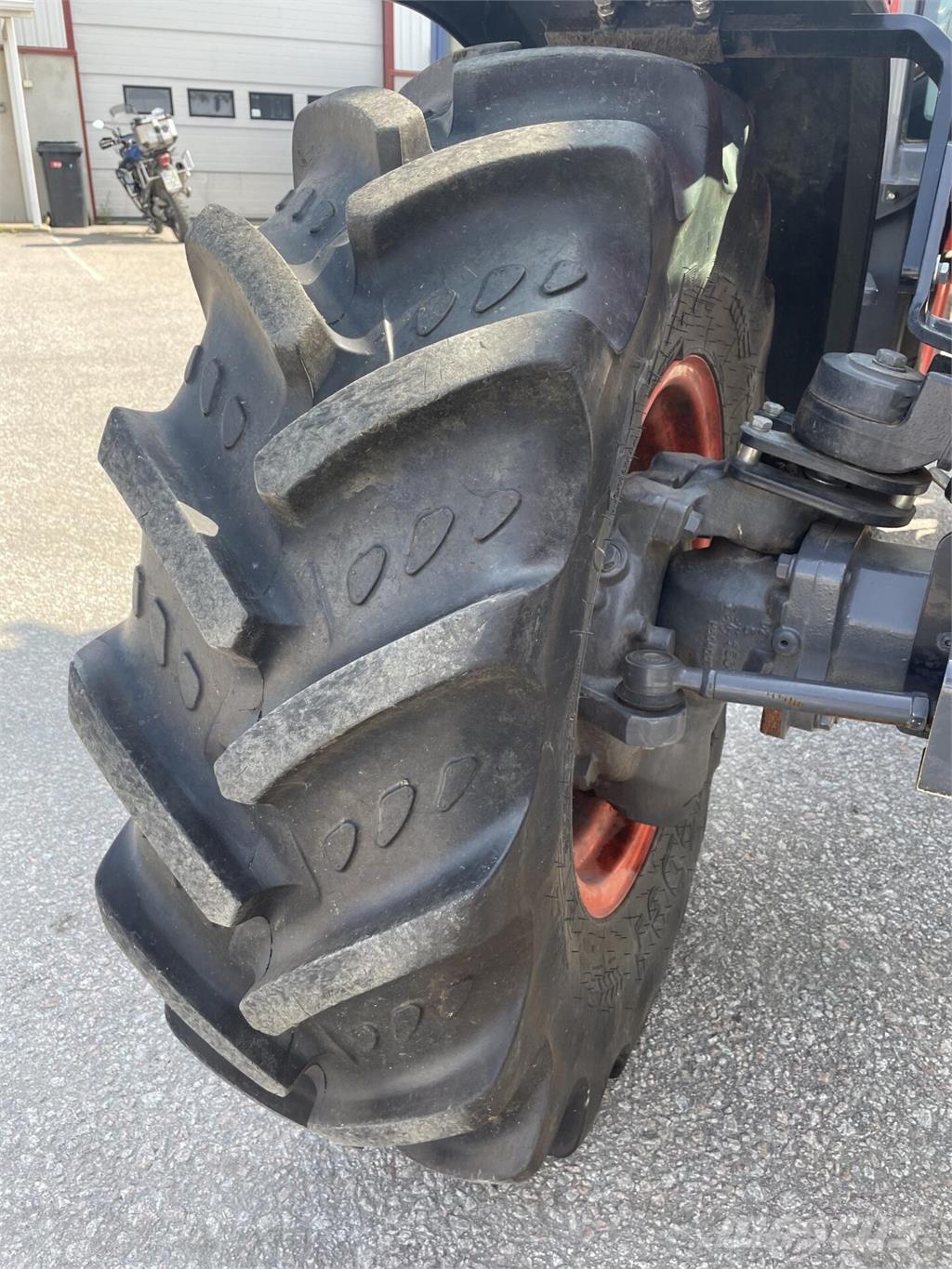 Kubota M4073 Traktori