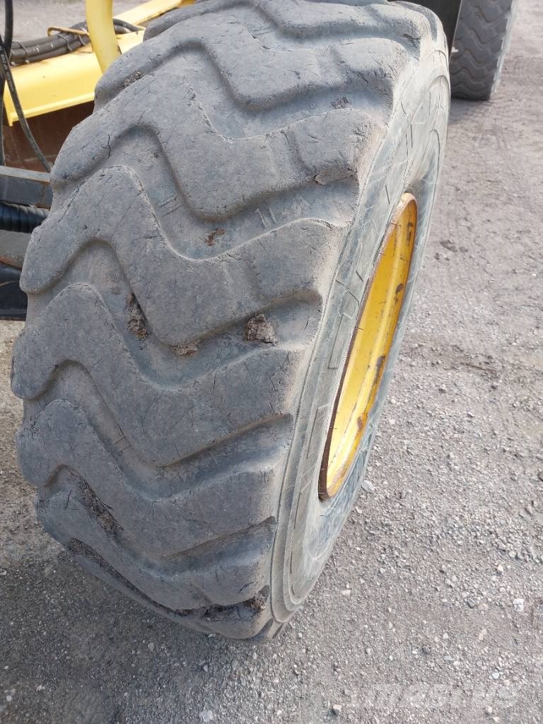 New Holland F 156.6 A معدات تمهيد الطرق