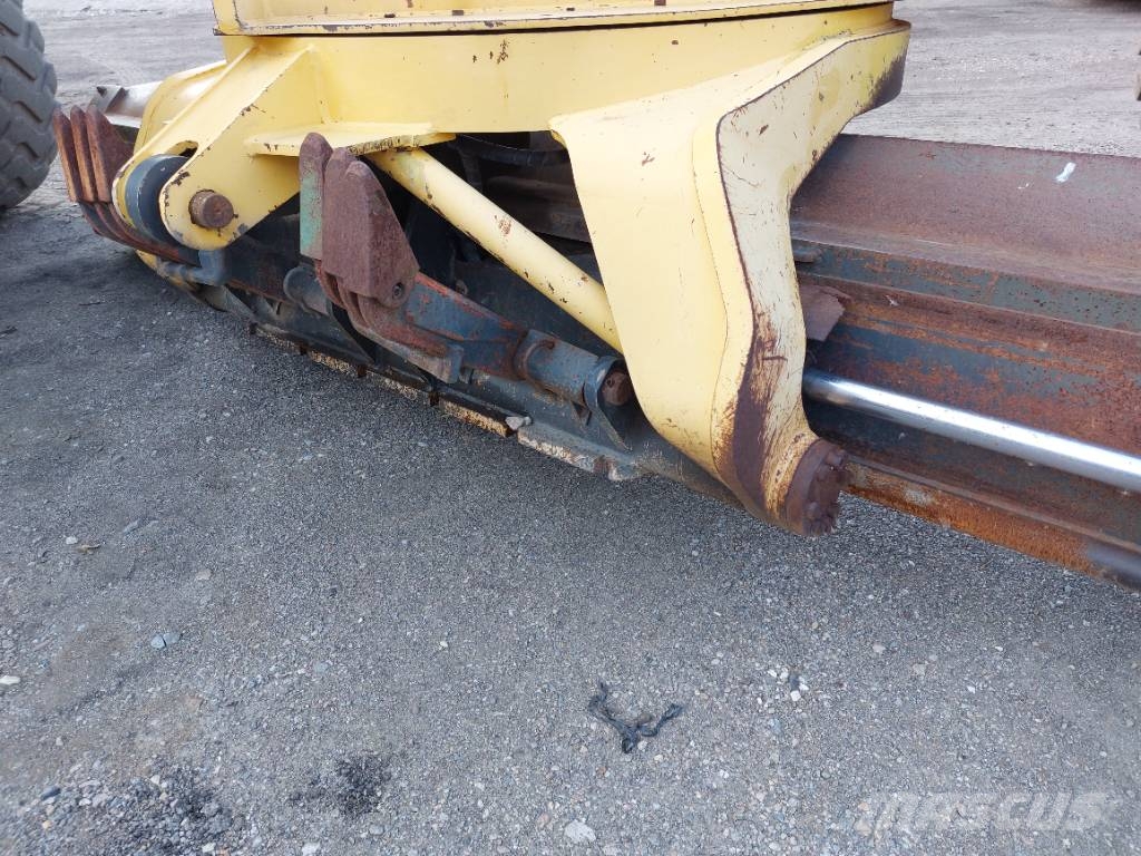 New Holland F 156.6 A معدات تمهيد الطرق