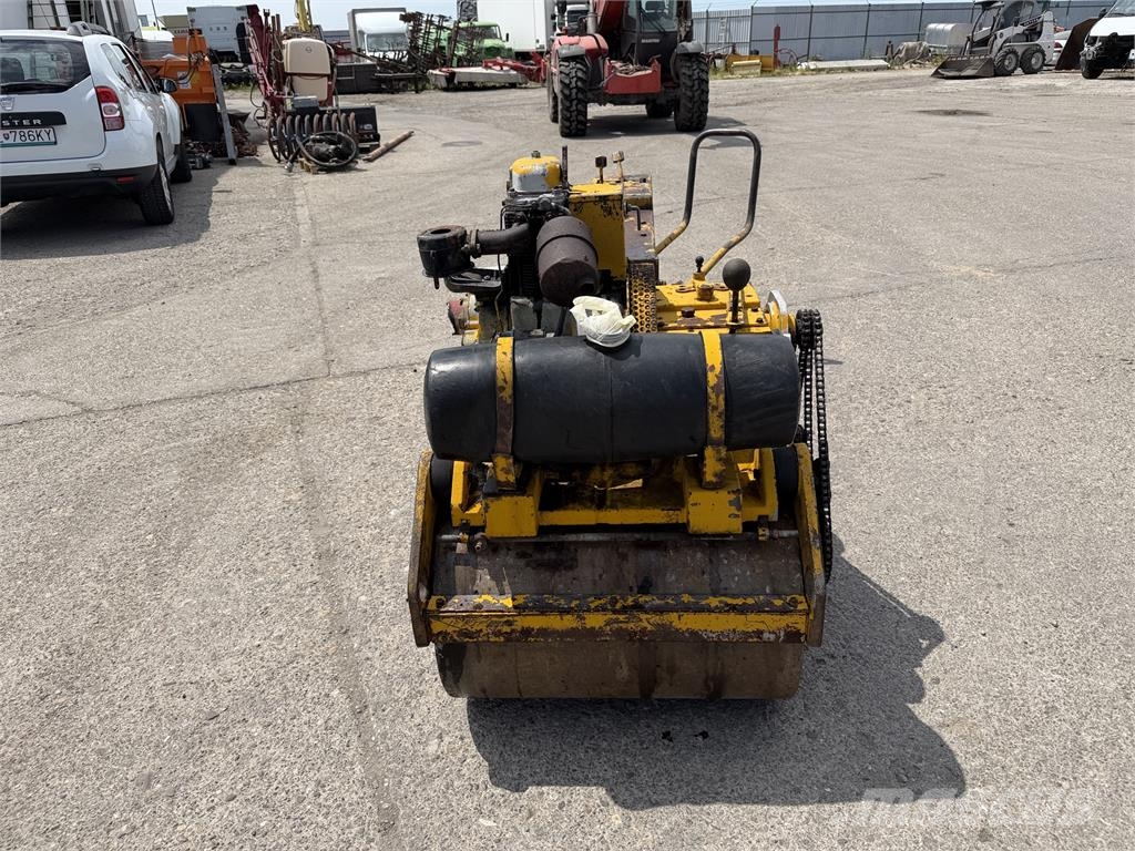VIN 836 - Vibračný valec STROJEXPORT MVM 3403 VIN 836 Hinattavat jyrät