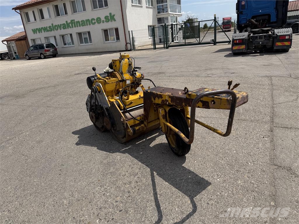 VIN 836 - Vibračný valec STROJEXPORT MVM 3403 VIN 836 Hinattavat jyrät