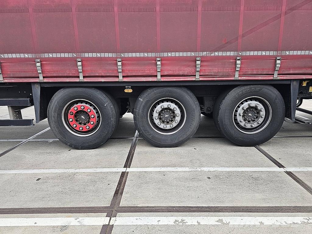 Schmitz Cargobull SCS 24/L LIFT AXLE Брезентови полуремаркета