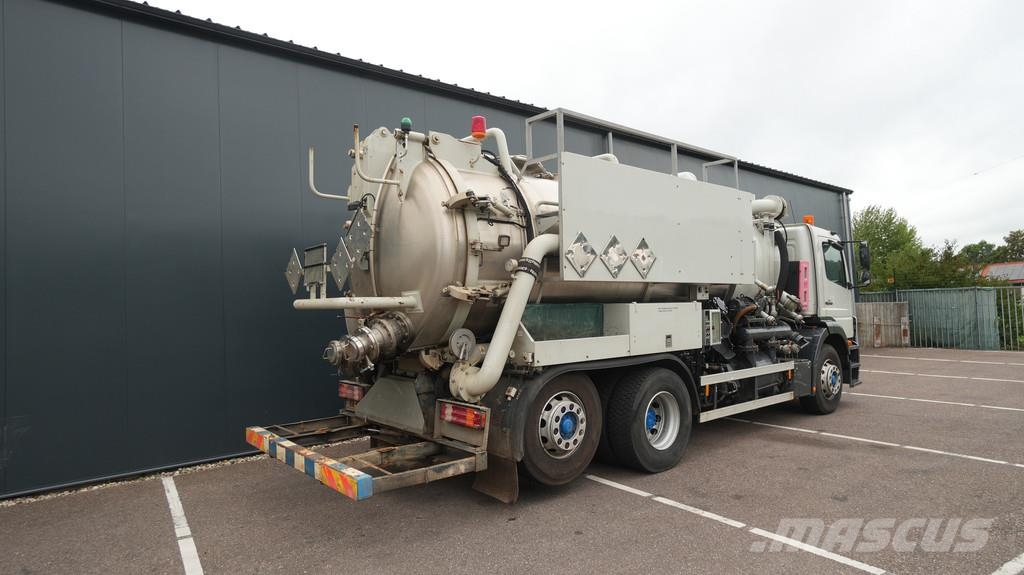 Mercedes-Benz AXOR 2728 6x2 vacuum suck and pressure tank 206.70 شاحنات مزدوجة / خلخلة