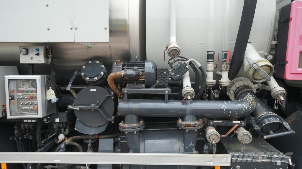 Mercedes-Benz AXOR 2728 6x2 vacuum suck and pressure tank 206.70 شاحنات مزدوجة / خلخلة