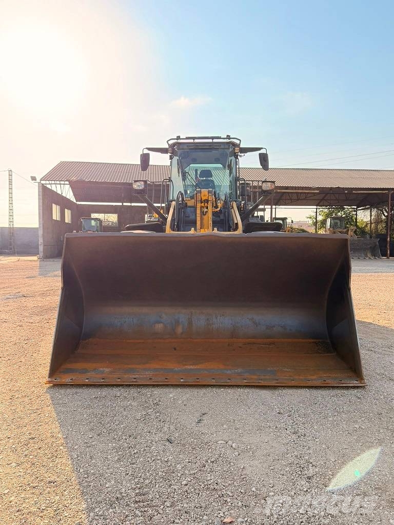 Komatsu WA380-8E0 Kolesové nakladače