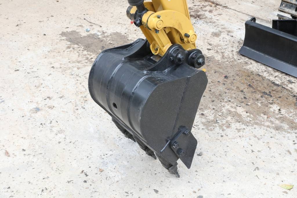 CAT 302 小型挖掘机