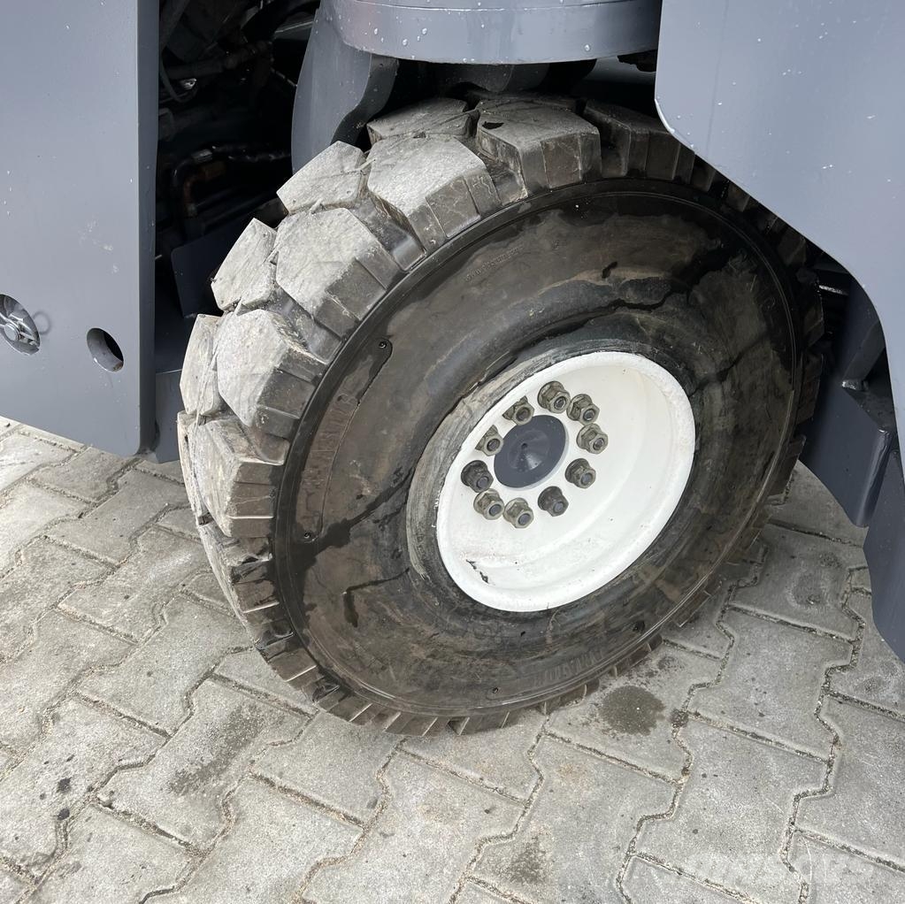 Combilift [DISCOUNT-SALE] C4000 4-way reach trucks