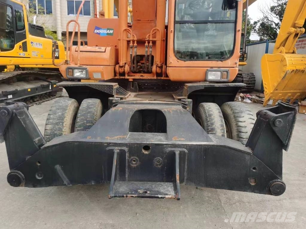 Doosan DH 210 W-7 Escavatori gommati