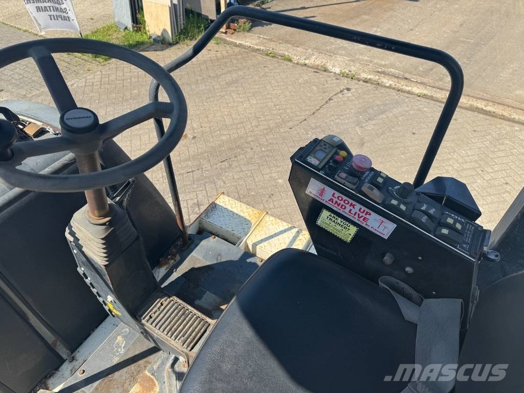 Dynapac CP 142 胶轮压路机