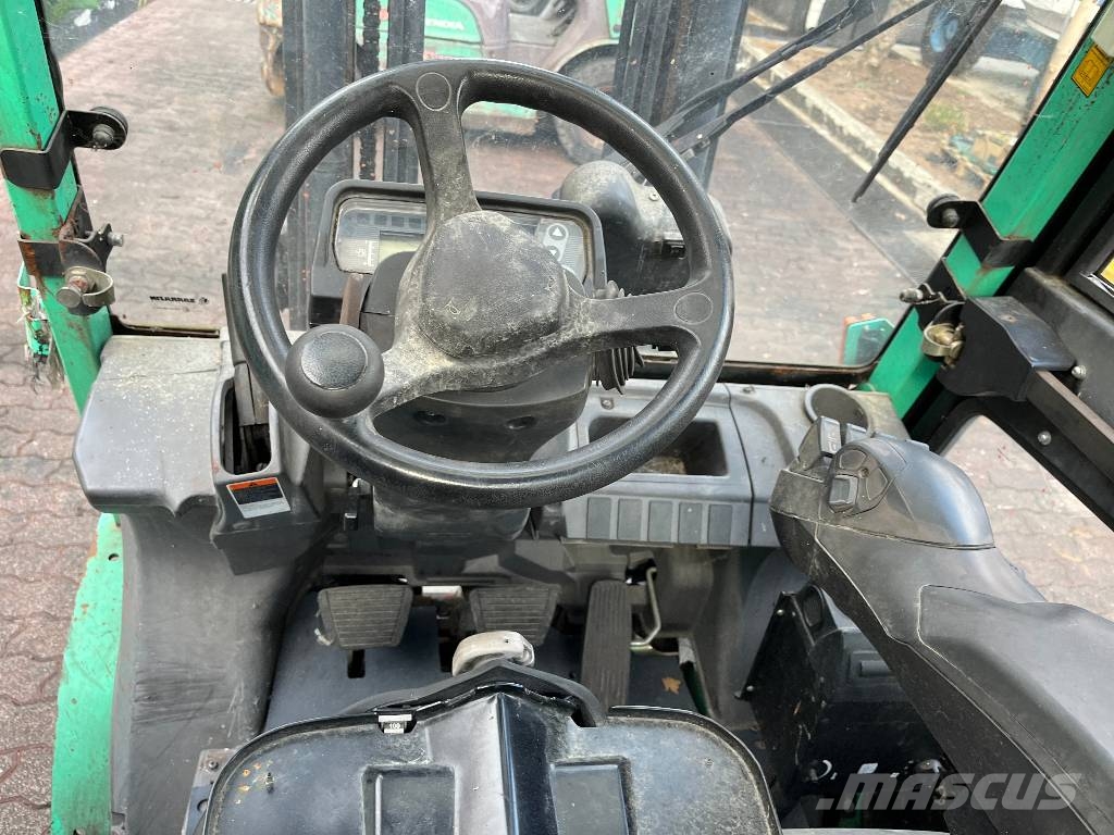 Mitsubishi FD20NT V-4211 IO Diesel Stapler