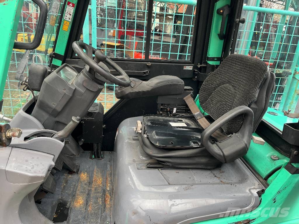 Mitsubishi FD20NT V-4211 IO Diesel Stapler