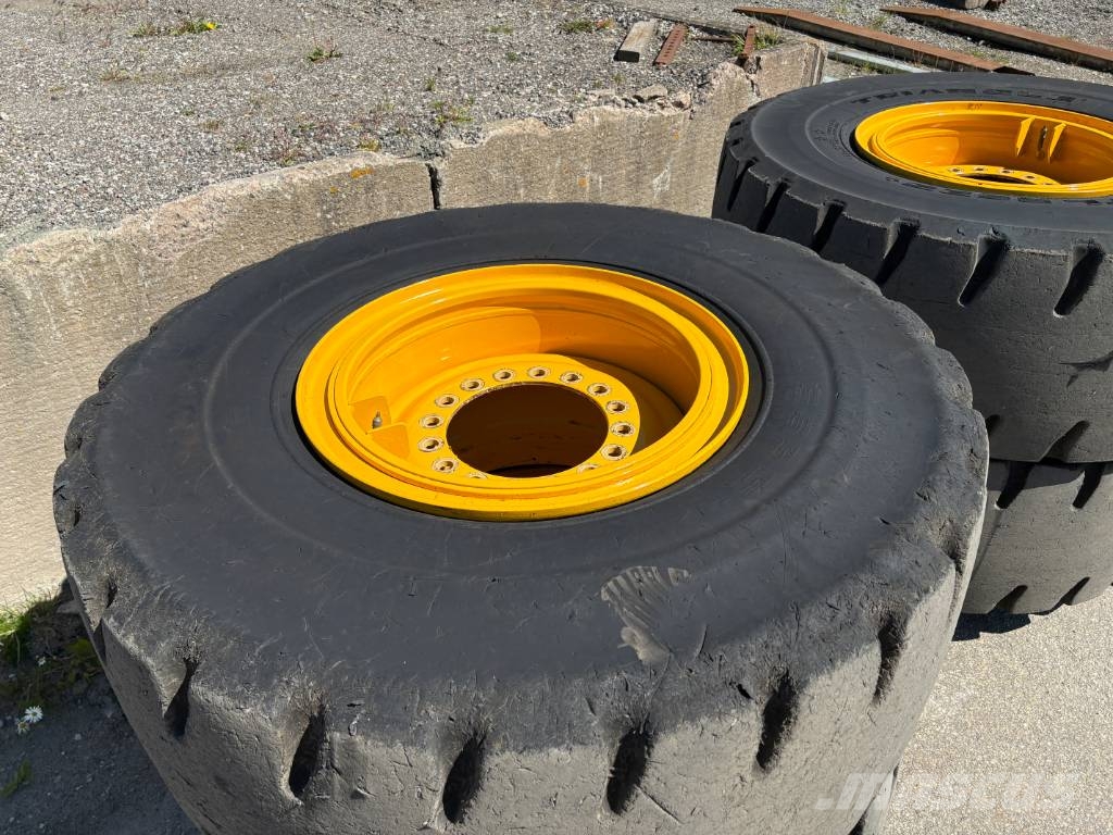 4 st punkteringsfria däck med fälg till Volvo L90H Pneus, Rodas e Jantes