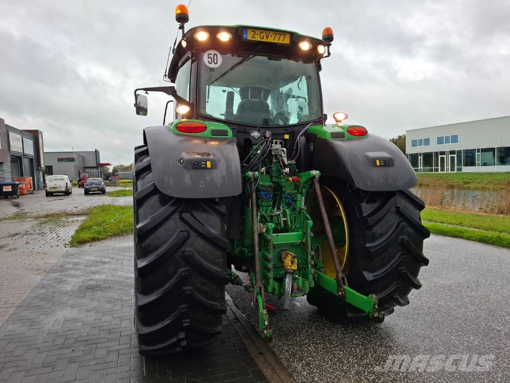 John Deere 6215 R Traktori