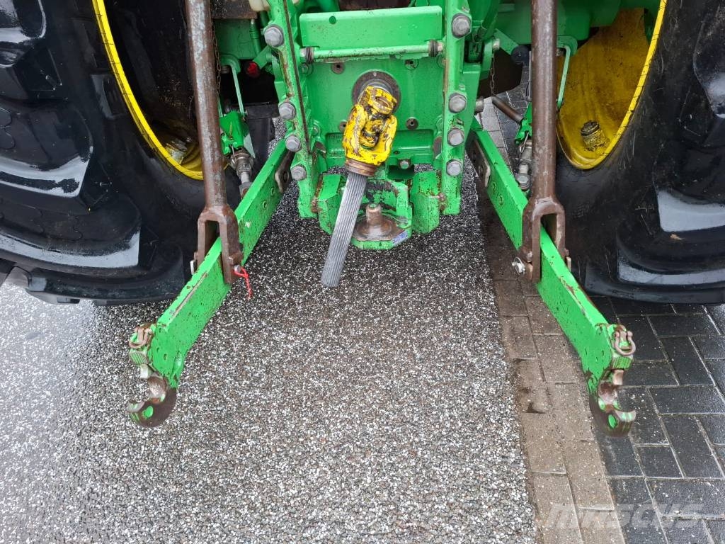 John Deere 6215 R Traktori