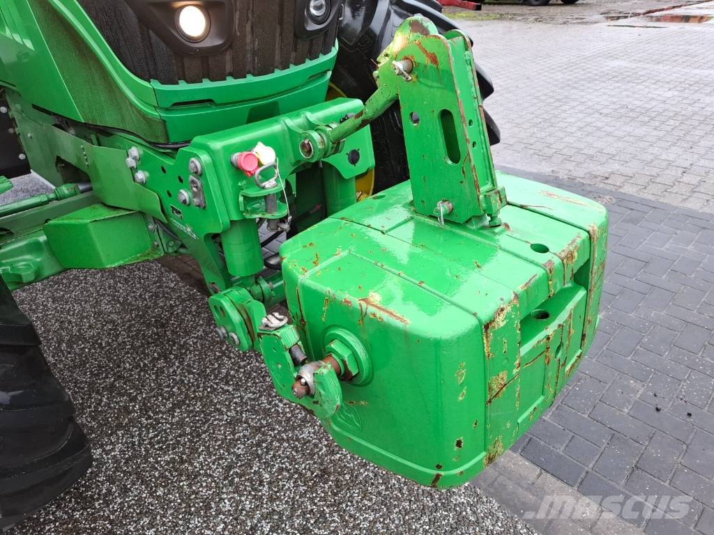 John Deere 6215 R Traktori