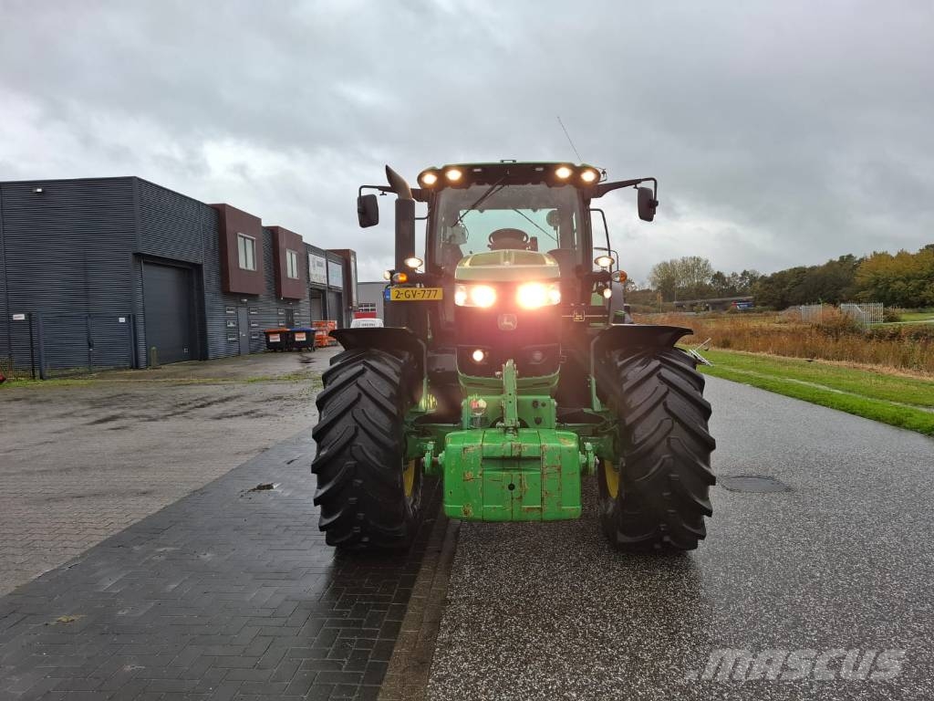 John Deere 6215 R Traktori