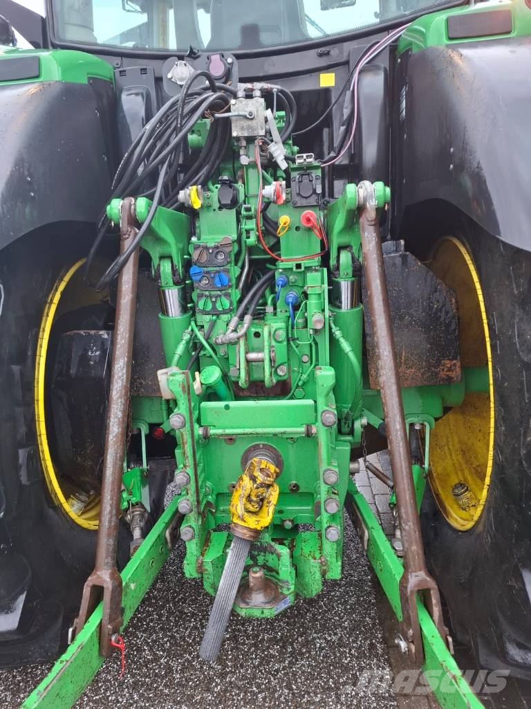 John Deere 6215 R Traktori