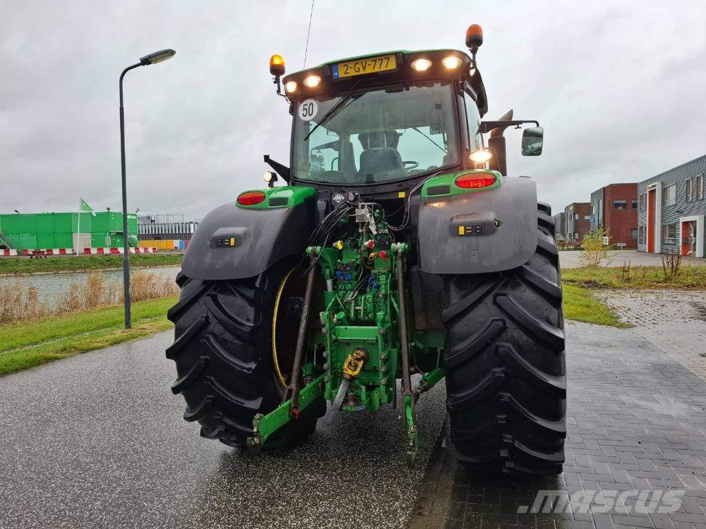 John Deere 6215 R Traktori