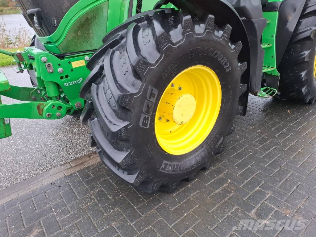 John Deere 6215 R Traktori