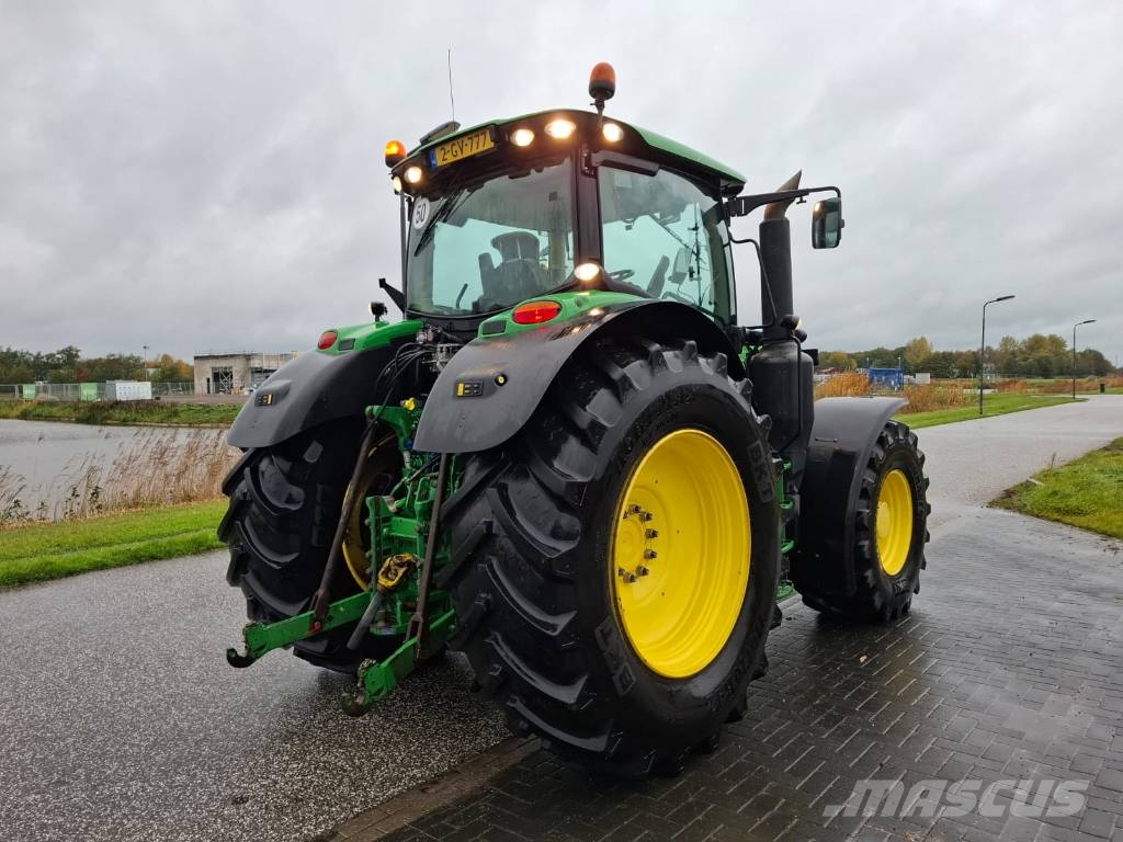 John Deere 6215 R Traktori