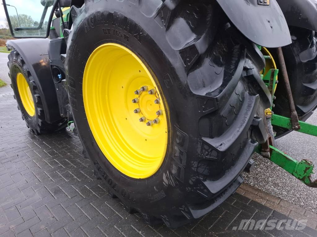 John Deere 6215 R Traktori