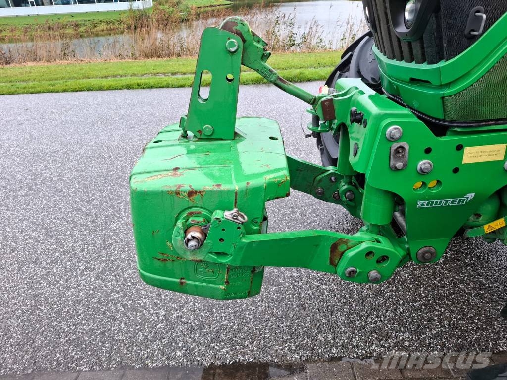 John Deere 6215 R Traktori